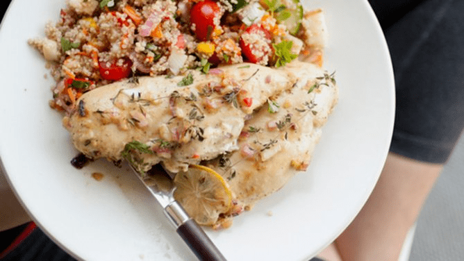 cá hồi với quinoa trong chế độ ăn kiêng protein