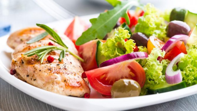 salad rau và cá theo chế độ ăn kiêng protein