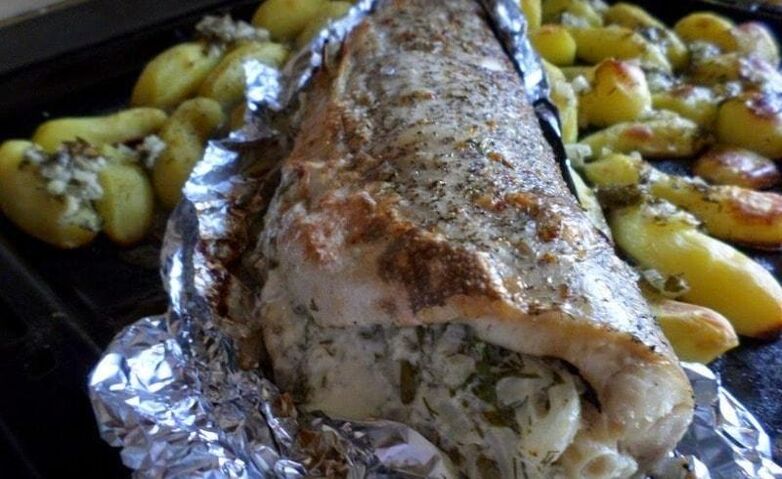 Một lựa chọn bữa trưa ngon miệng cho bệnh viêm tụy là cá rô pike nướng trong giấy bạc