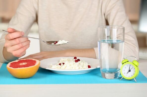 Bữa sáng của chế độ ăn sữa đông Maggi bao gồm pho mát và trái cây họ cam quýt