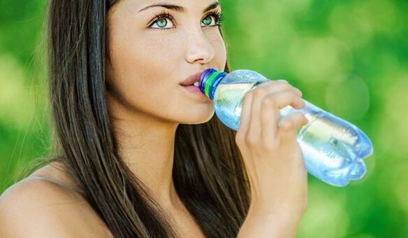 Để giảm cân hiệu quả, bạn cần uống đủ nước. 